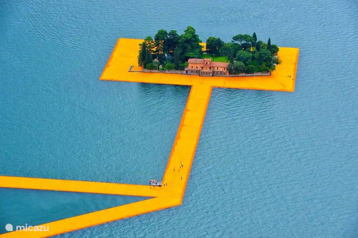 Blick auf die weltberühmten Schwimmstege: Dies war ein temporäres Kunstwerk von Christo und Jeanne-Claude, das aus 70.000 Quadratmetern gelbem Stoff bestand und von einem modularen Schwimmstegsystem aus 226.000 Polyethylenwürfeln mit hoher Dichte unterstützt wurde, das 2016 installiert wurde.