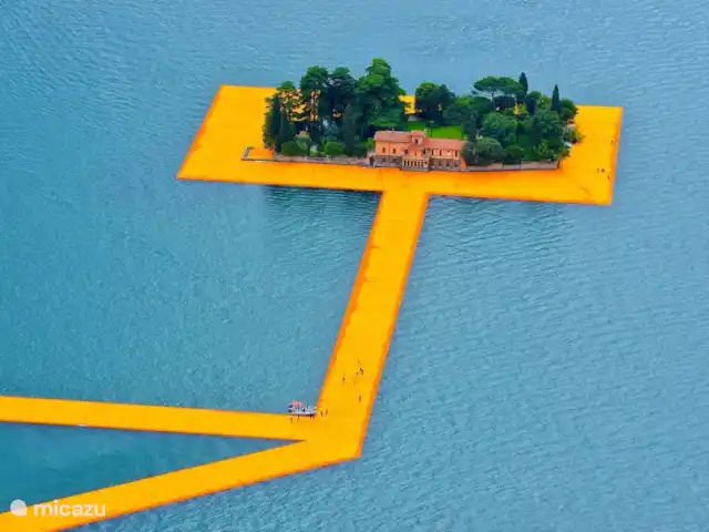 Casa Iseo : Tranquillité, luxe et climatisation ★★★★★ | Italie, Lacs italiens , Tavernola Bergamasca - maison de vacances Vue des jetées flottantes de renommée mondiale : il s'agissait d'une œuvre d'art temporaire de Christo et Jeanne-Claude, composée de 70 000 mètres carrés de tissu jaune, soutenue par un système de quai flottant modulaire de 226 000 cubes en polyéthylène haute densité installé en 2016.