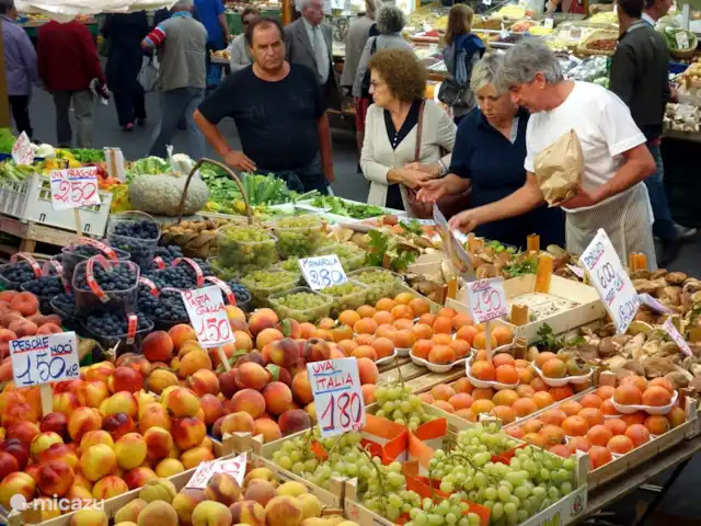 Casa Iseo : Tranquillité, luxe et climatisation ★★★★★ | Italie, Lacs italiens , Tavernola Bergamasca - maison de vacances Chaque jour de la semaine il y a un marché local dans un village