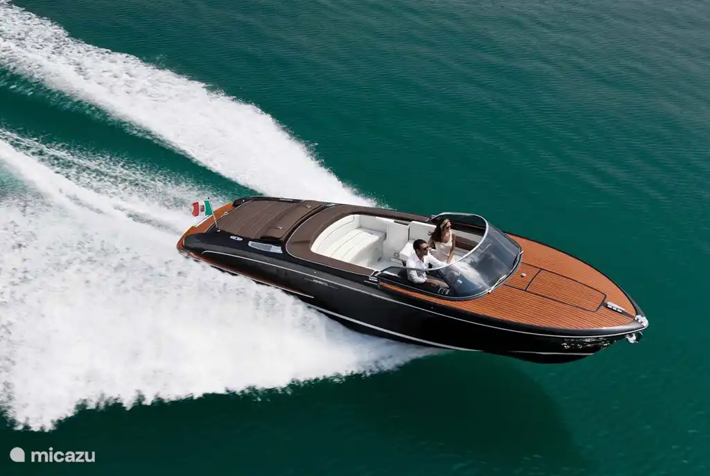 Die weltbekannte Riva Yacht-Fabrik ist nur wenige Kilometer entfernt. Sie testen ihre Modelle am See!