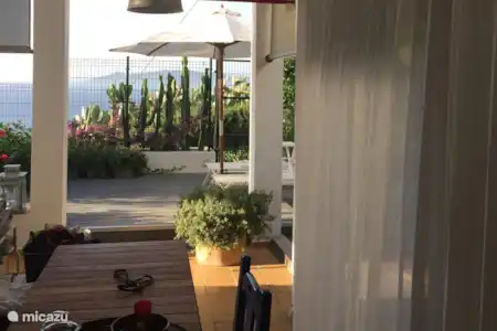 Vakantiehuis Spanje, Ibiza, Ibiza Stad geschakelde woning Can Vista Mar Zicht vanuit de keuken