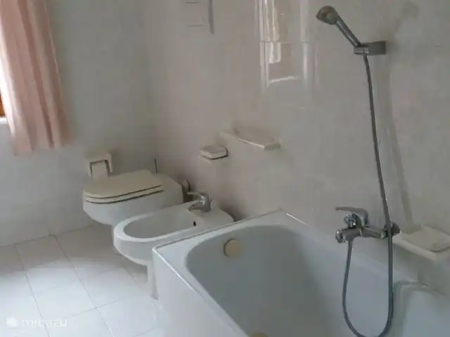appartement huren in Italië, Toscane, Montaione – Magnolia Badkamer met bad en aparte douche