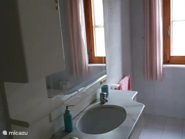 appartement huren in Italië, Toscane, Montaione – Magnolia badkamer