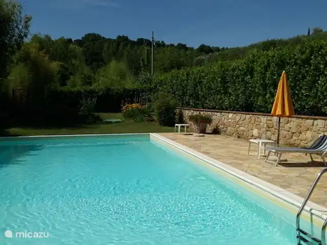 appartement huren in Italië, Toscane, Montaione – Magnolia Zwembad met ligbedden en buitendouche. Het Zwembad ligt direct achter de tuin, maar door de ligging bied het wel rust.