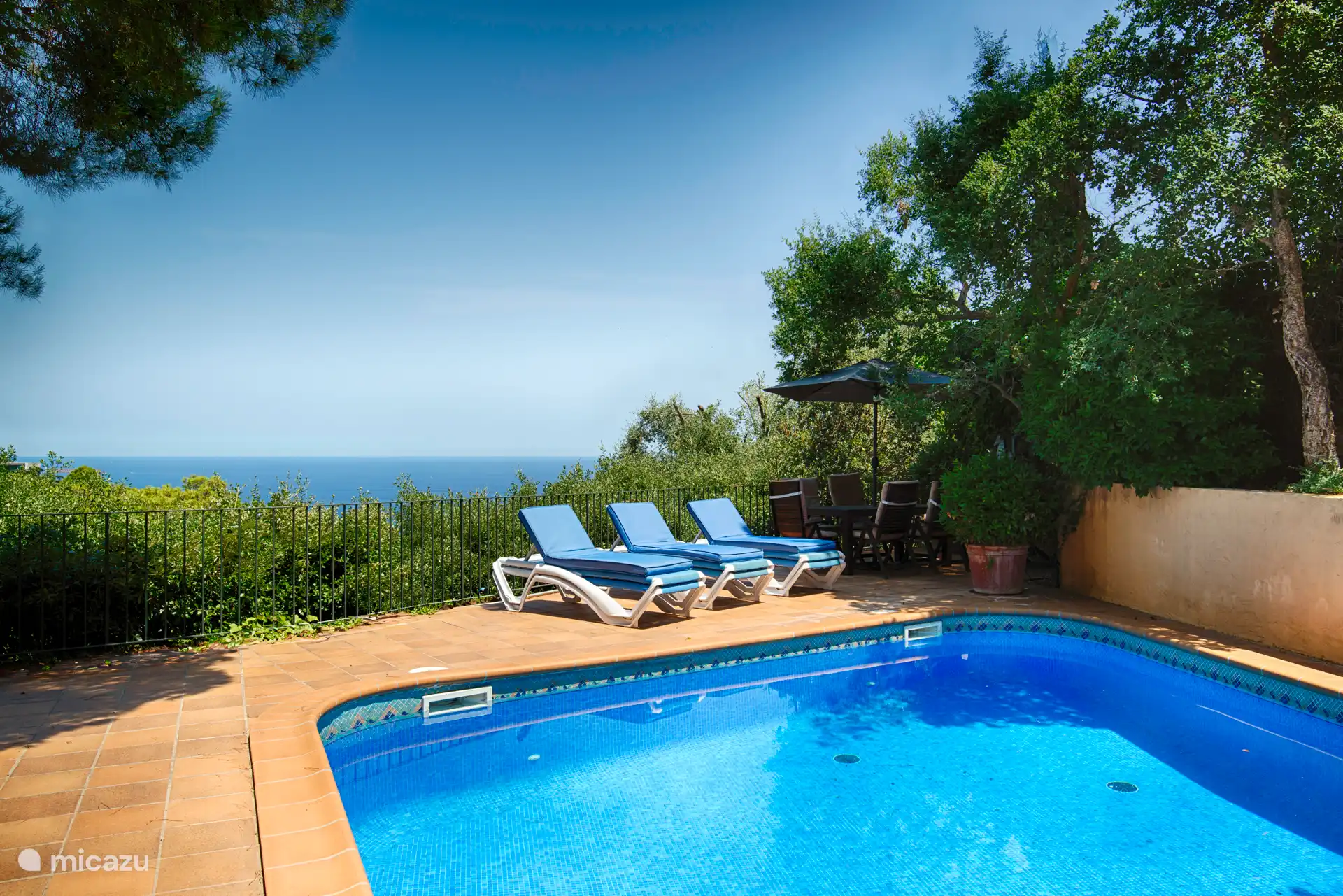 Swimmingpool und Meerblick