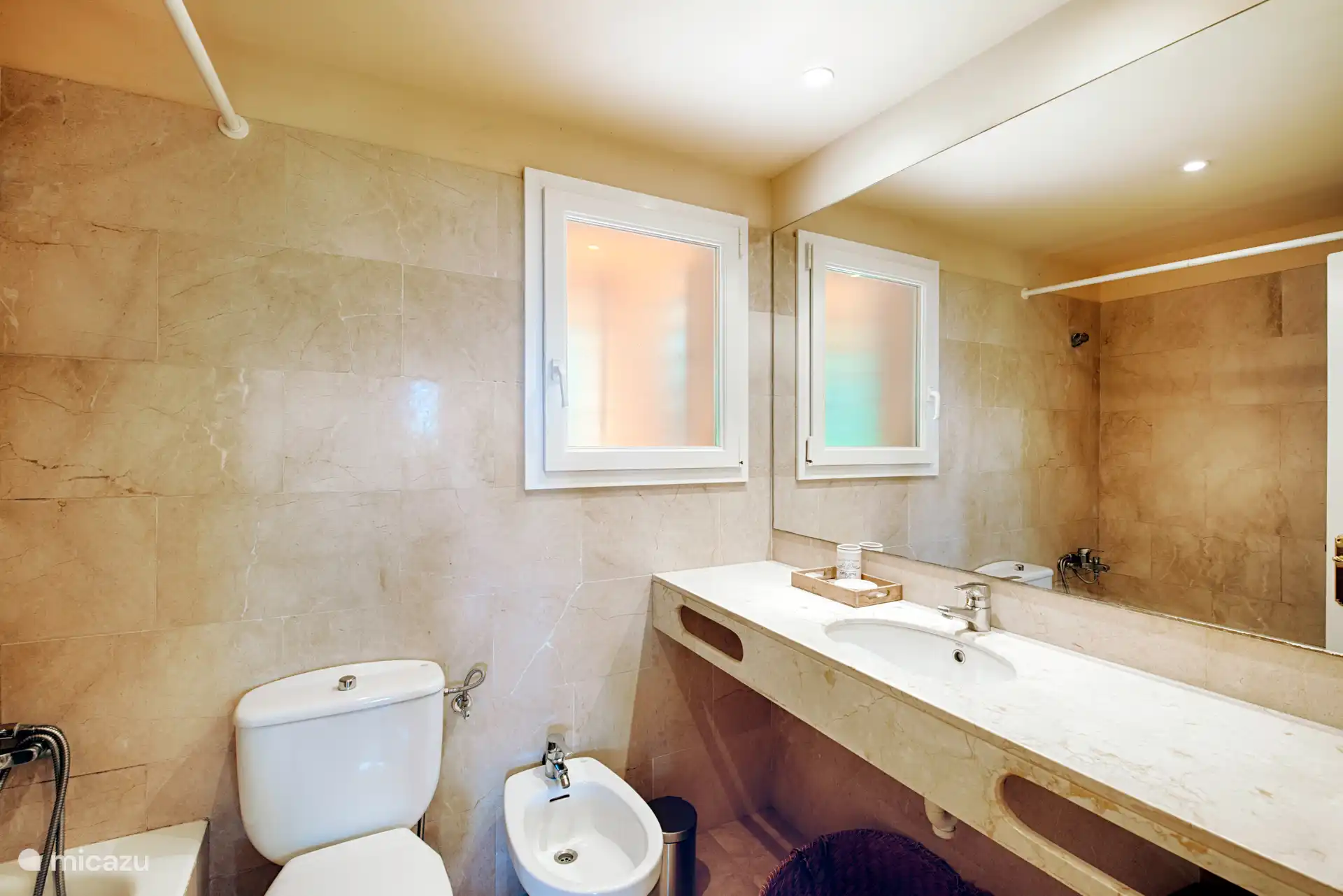 Badezimmer 2, mit Badewanne/Dusche.