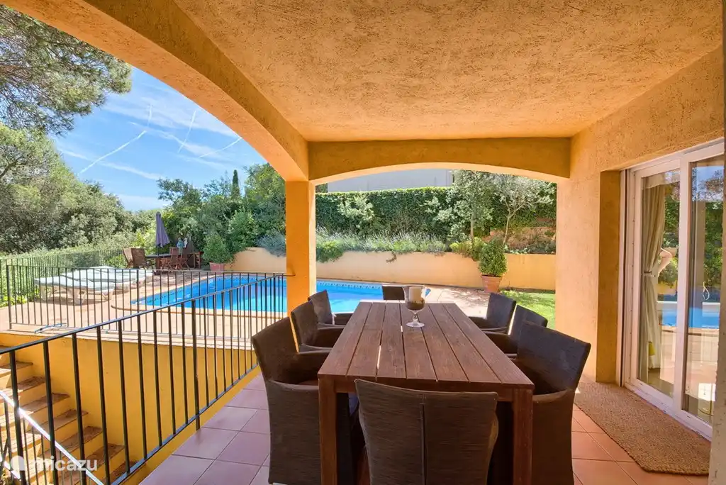 Terrasse und Schwimmbad