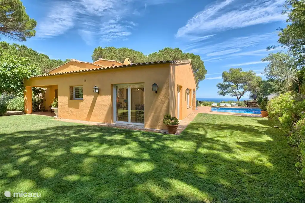 Garten, Haus, Pool und Aussicht.