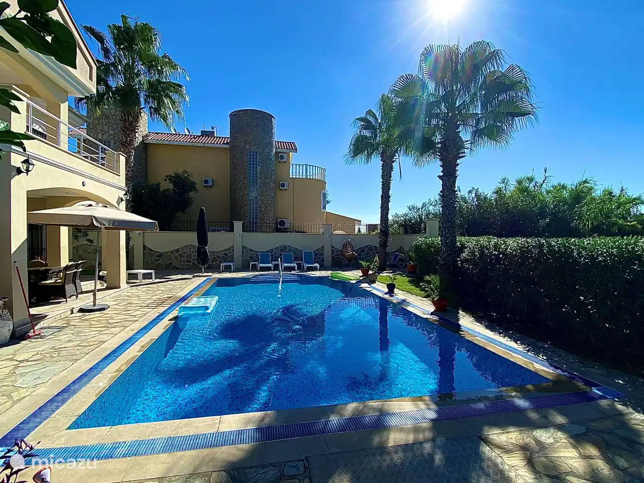 Swimmingpool mit großem Garten