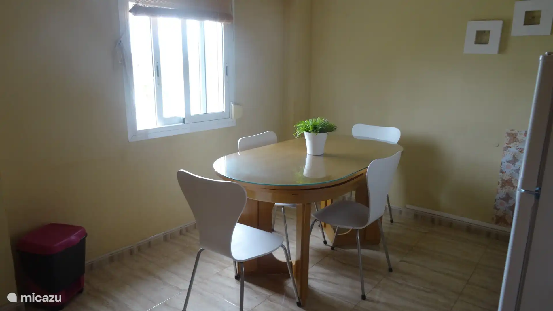 Der ausziehbare Esstisch, insgesamt gibt es 8 Stühle