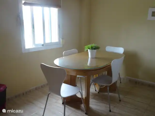 Casa Amigo en España, Valencia, Pedralba  - casa vacacional La mesa de comedor extensible, en total hay 8 sillas