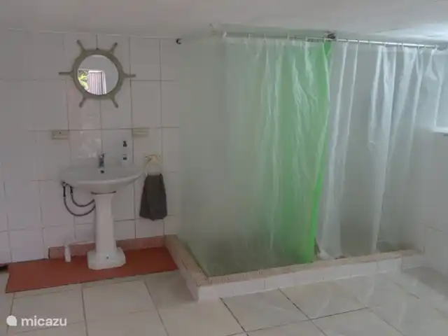 Casa Amigo en España, Valencia, Pedralba  - casa vacacional el segundo baño ubicado debajo de la casa
