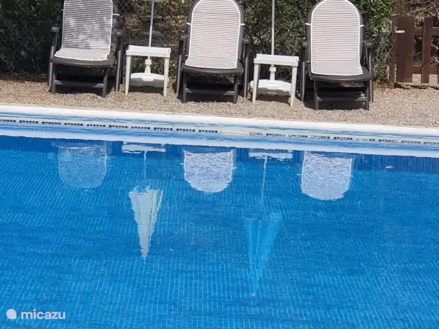 Casa Amigo en España, Valencia, Pedralba  - casa vacacional La piscina con preciosas tumbonas