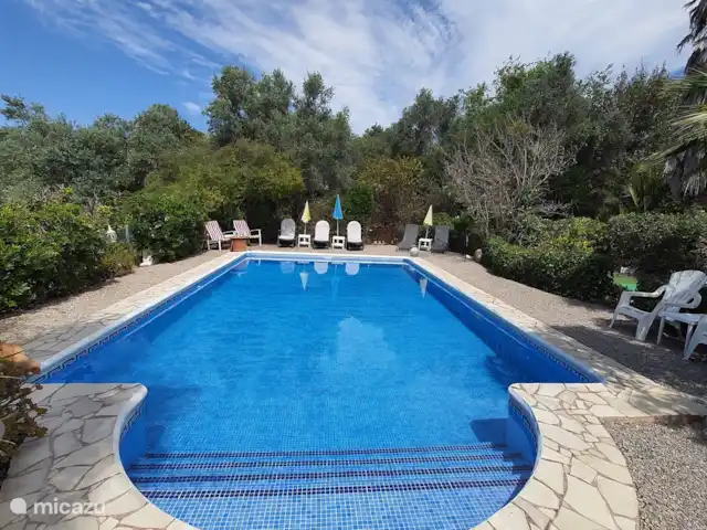 Casa Amigo en España, Valencia, Pedralba  - casa vacacional Vista general de la piscina