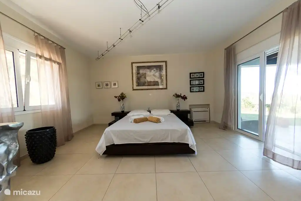 Chambre au rez-de-chaussée.