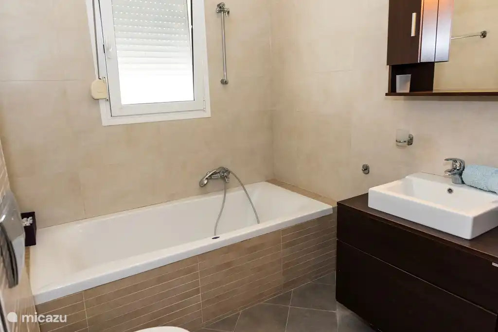 Salle de bain premier étage.