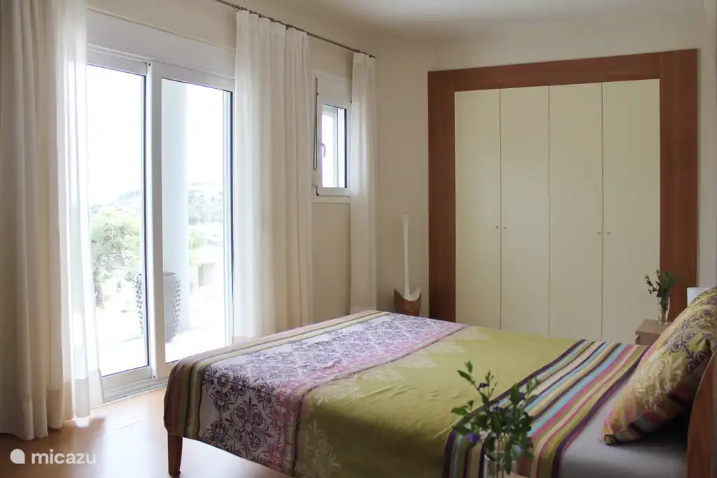 Chambre avec salle de bain attenante.