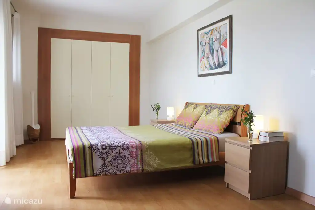 Chambre avec salle de bain attenante.