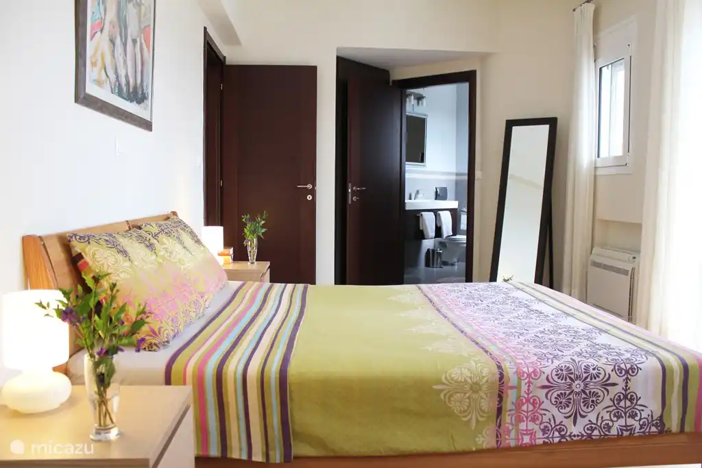 Chambre avec salle de bain attenante.