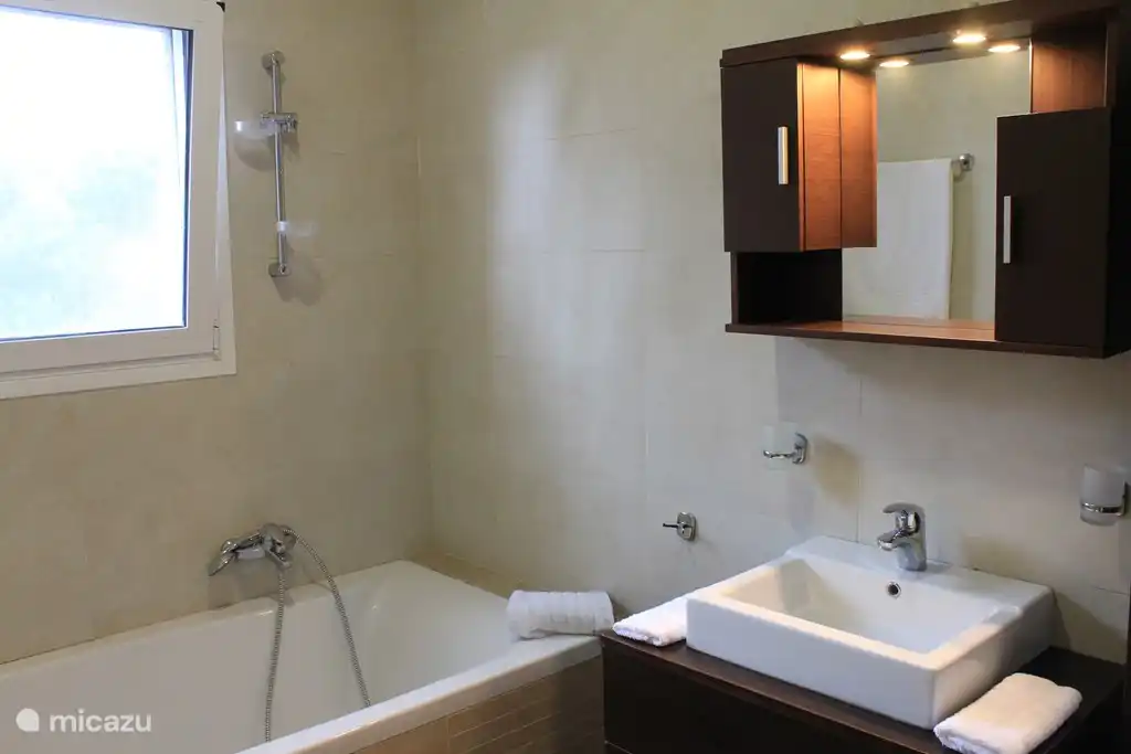 Salle de bain premier étage.