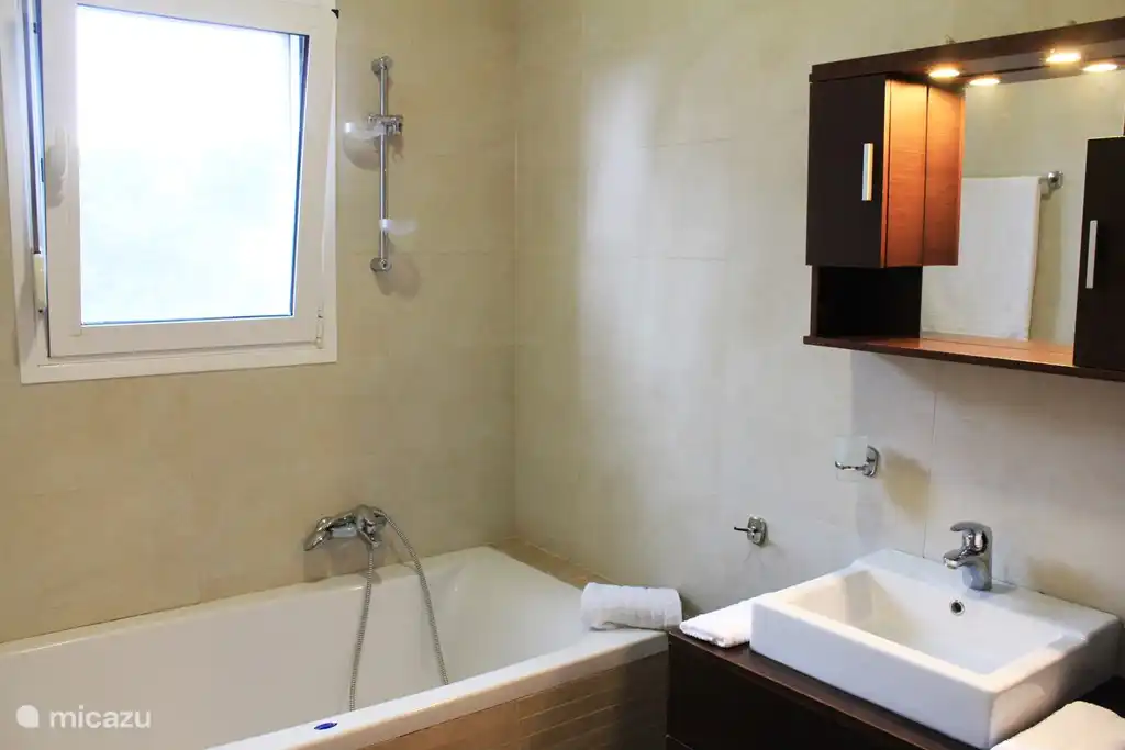 Salle de bain premier étage.