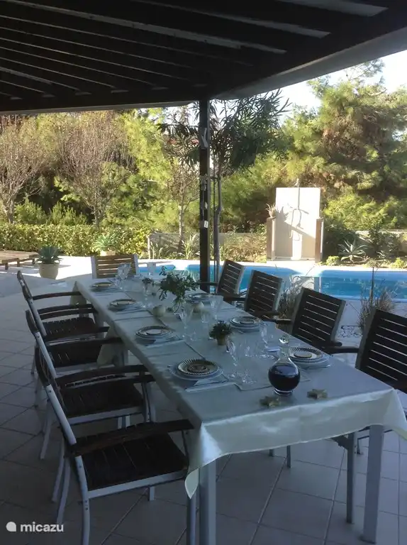 Dîner convivial par une belle soirée d'été.