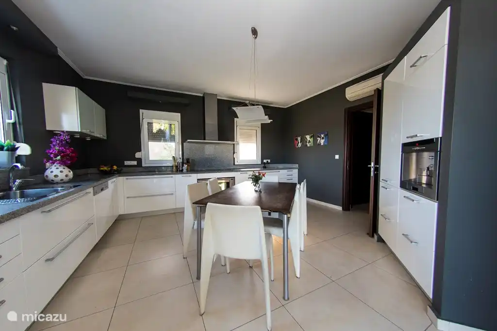 Cuisine moderne avec des appareils de luxe