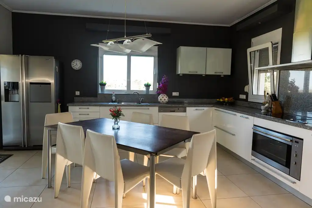 Cuisine moderne avec des appareils de luxe.