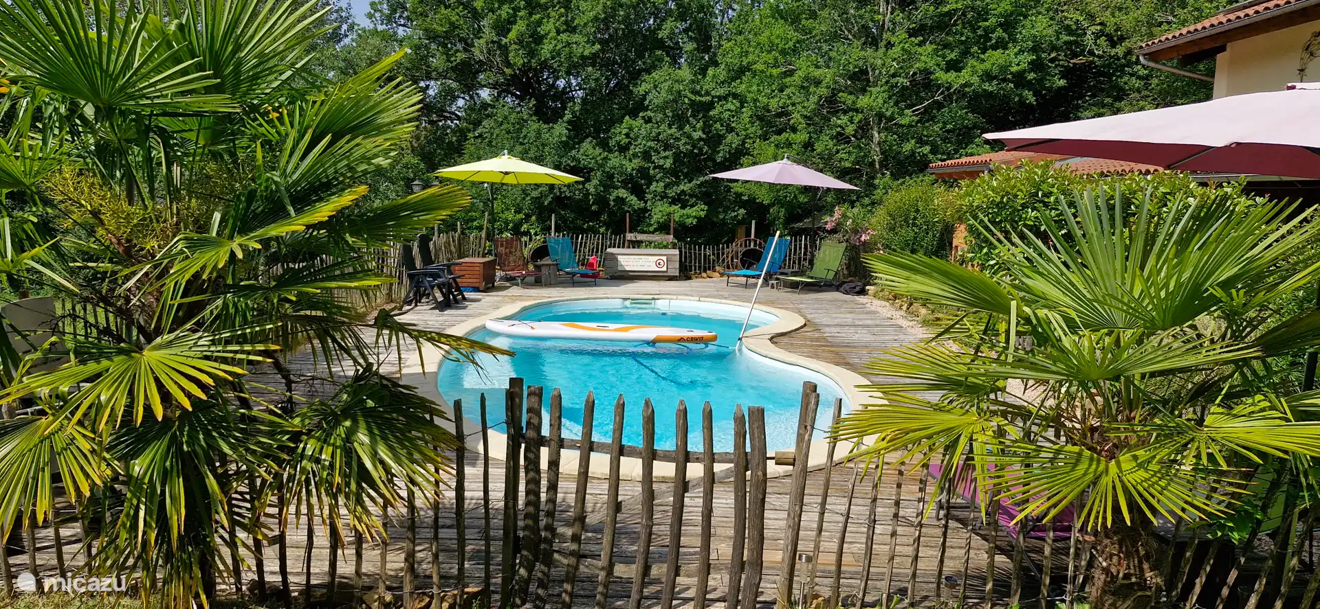 Zwembad gezien vanaf het veld.