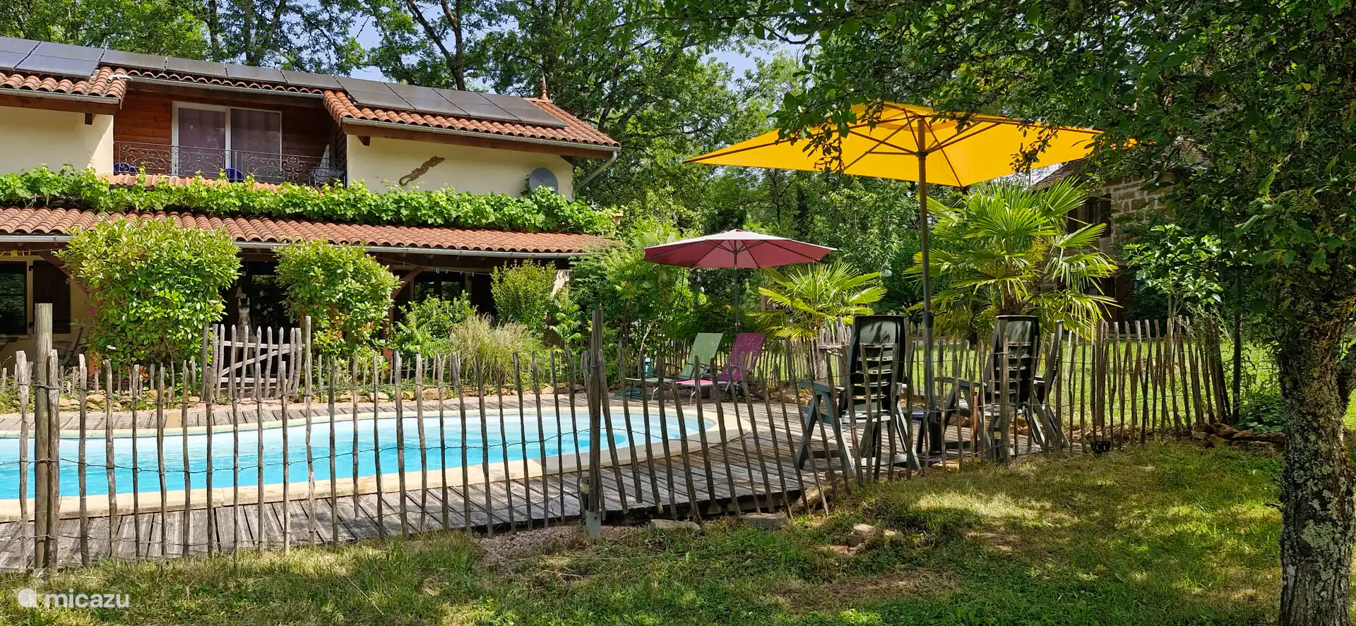 Zwembad gezien vanaf het veld.