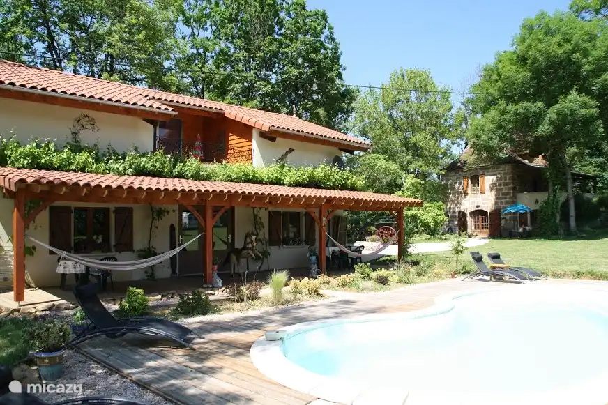 Gitegebouw mit 2 Wohnungen, Pool und Terrasse nach Süden