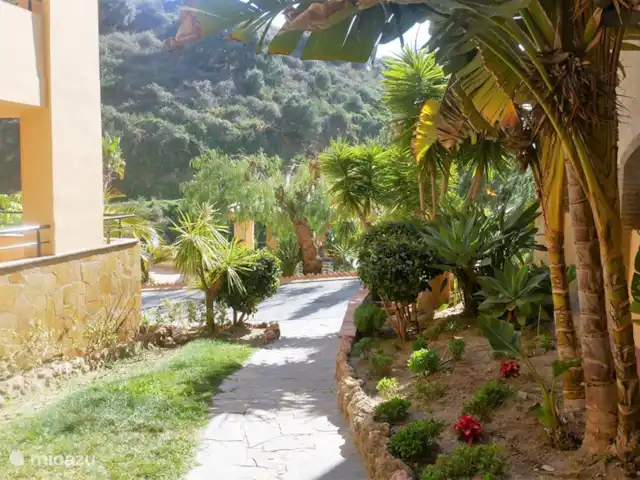 Hillside Suite Mijas Costa | Espagne, Andalousie, Calahonda - appartement Sentier dans le jardin