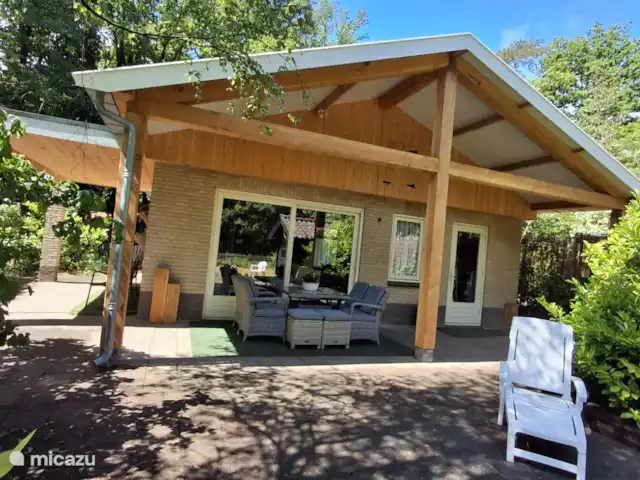 Colline du soleil | Pays-Bas, Overijssel, Ootmarsum - bungalow La face arrière rénovée avec une belle terrasse couverte. assez calme à la forêt
 avec une belle vue