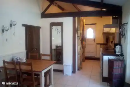 Vakantiehuis Frankrijk, Vendée, Loge-Fougereuse gîte / cottage Maison La Chenille Keuken en eethoek