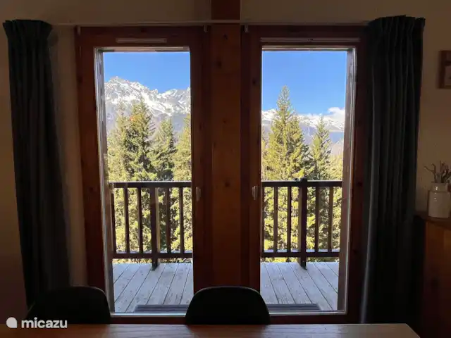 Location de Vacances France, Isère, Oz-en-Oisans, chalet - Chal'Oz 4**** Vue imprenable depuis la table à manger