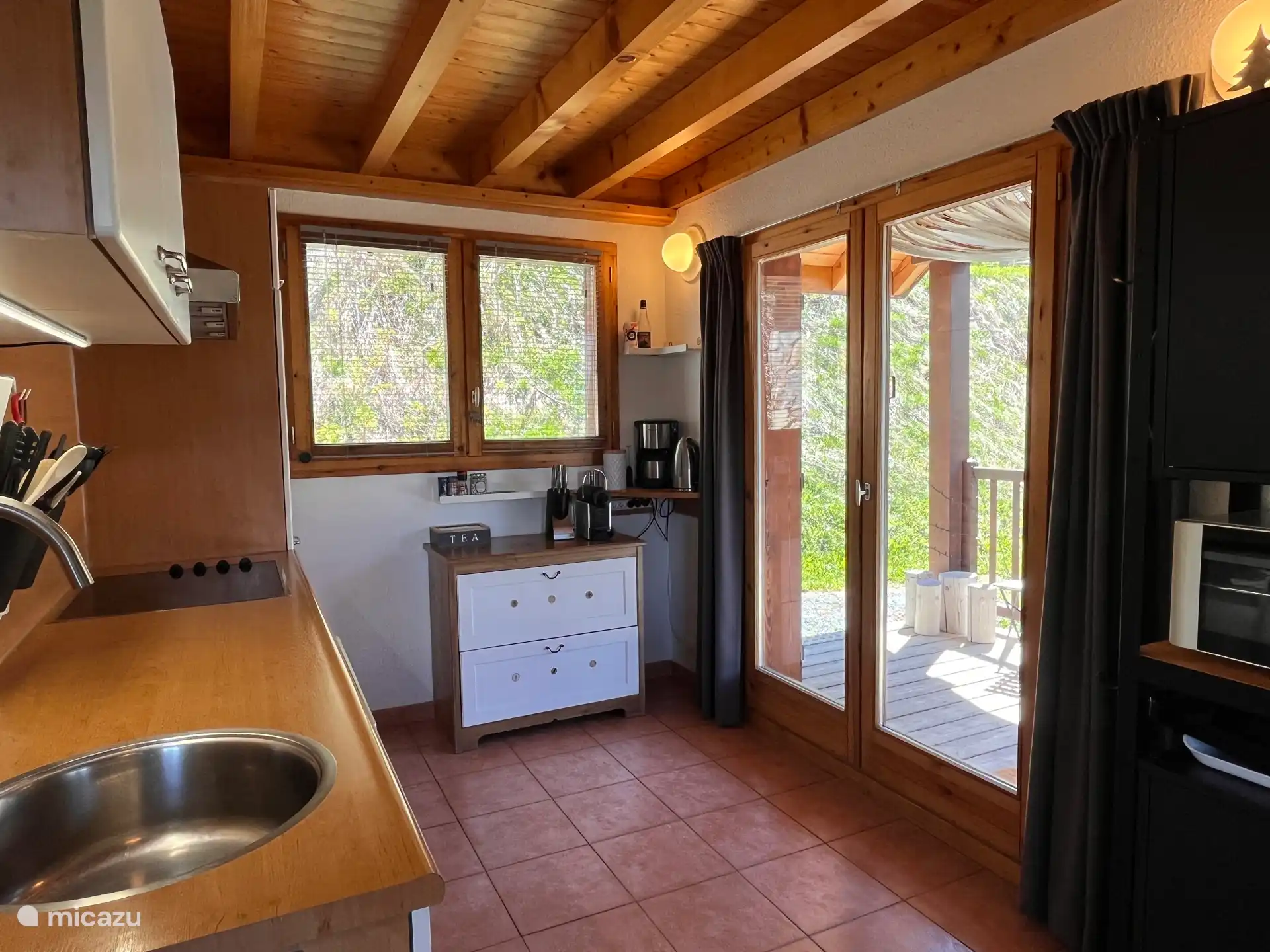 Küche mit Terrassentüren zur Terrasse 