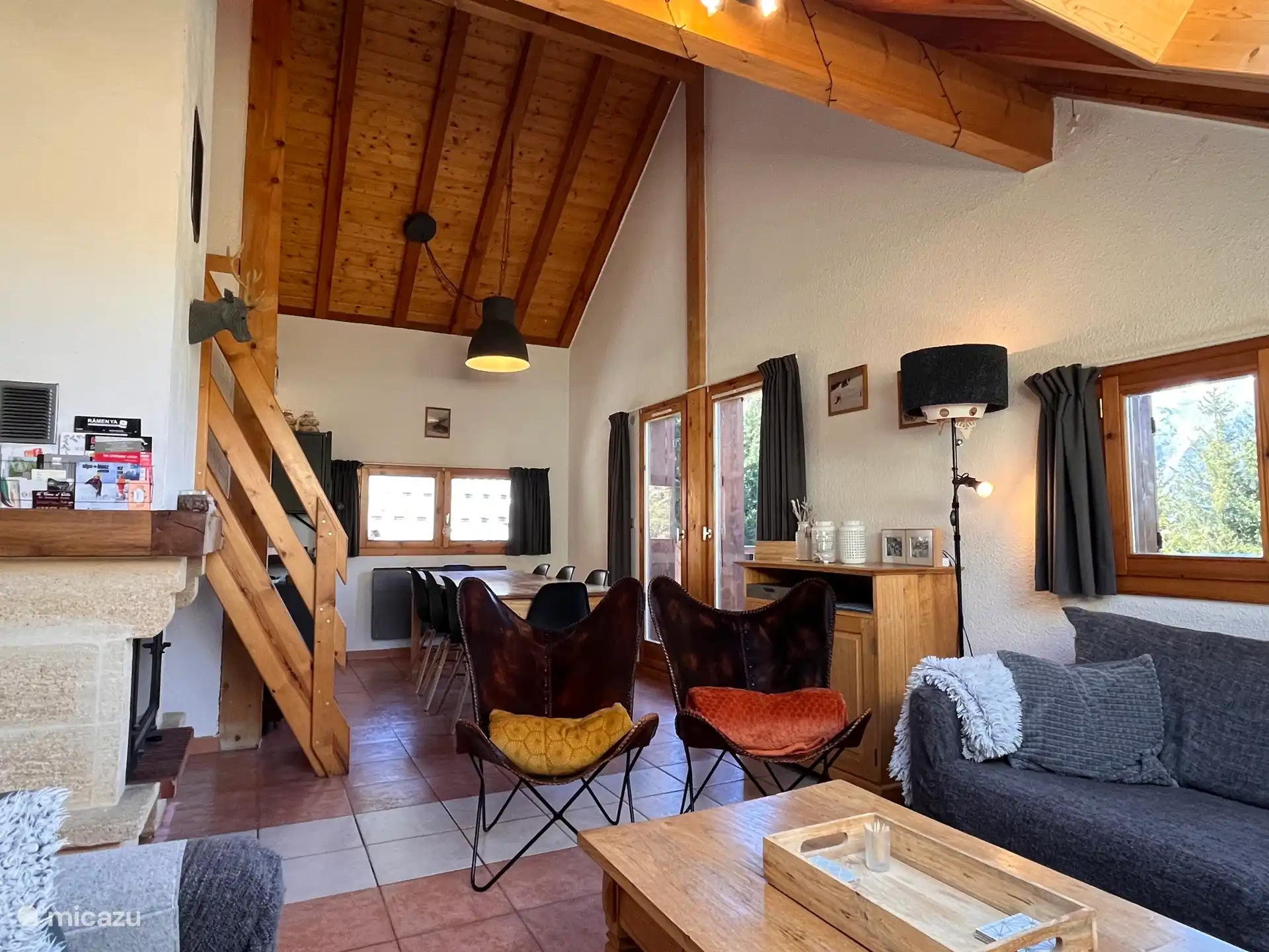 Gemütliches Wohnzimmer mit Sitzecke und Esstisch für 8 Personen