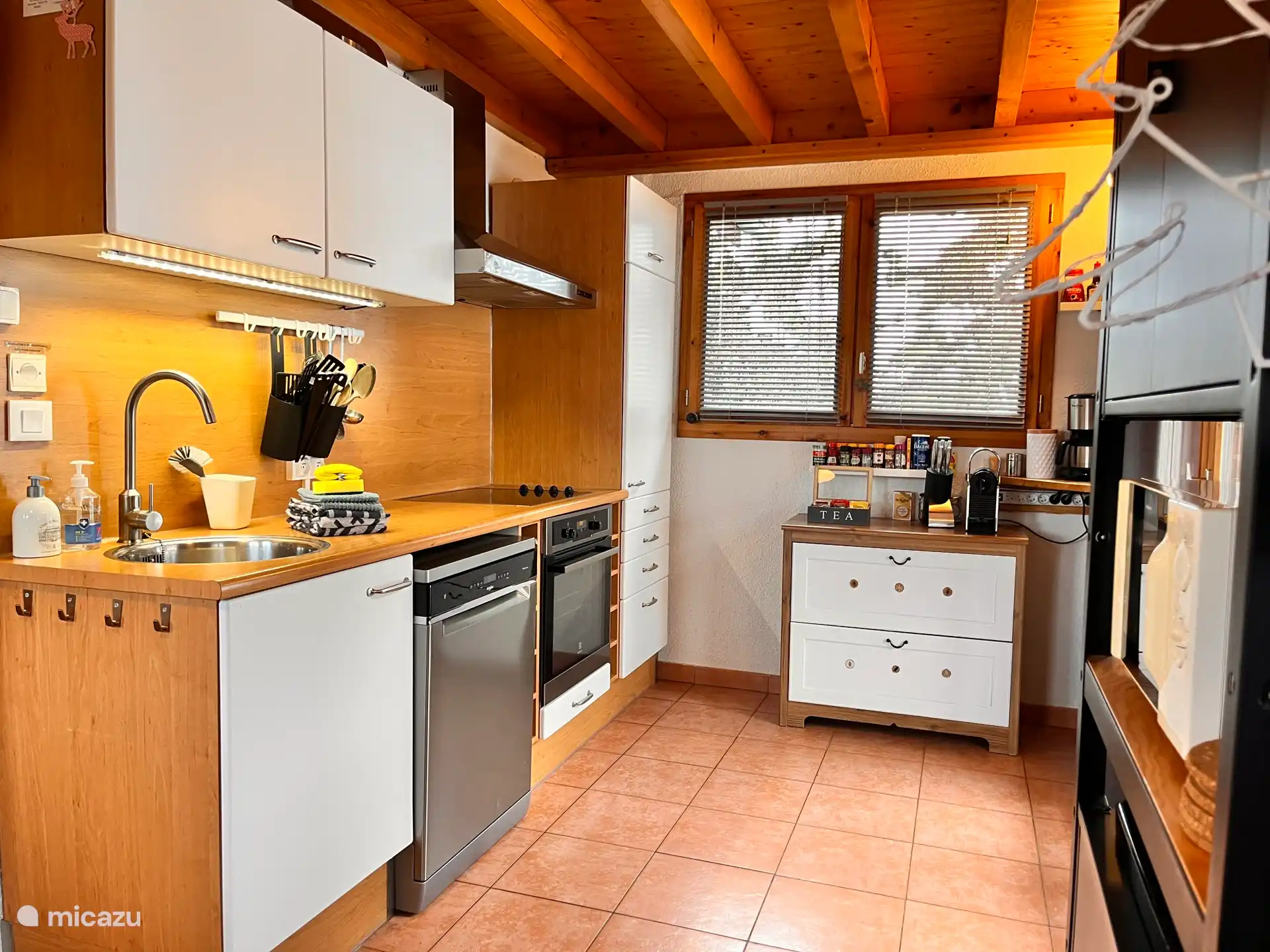 Volledig uitgeruste keuken met oven, magnetron, Nespresso, Filterkoffizetapparaat, basisvoorzieningen qua kruiden, olie en schoonmaak. Voldoende pannen en servieswerk.