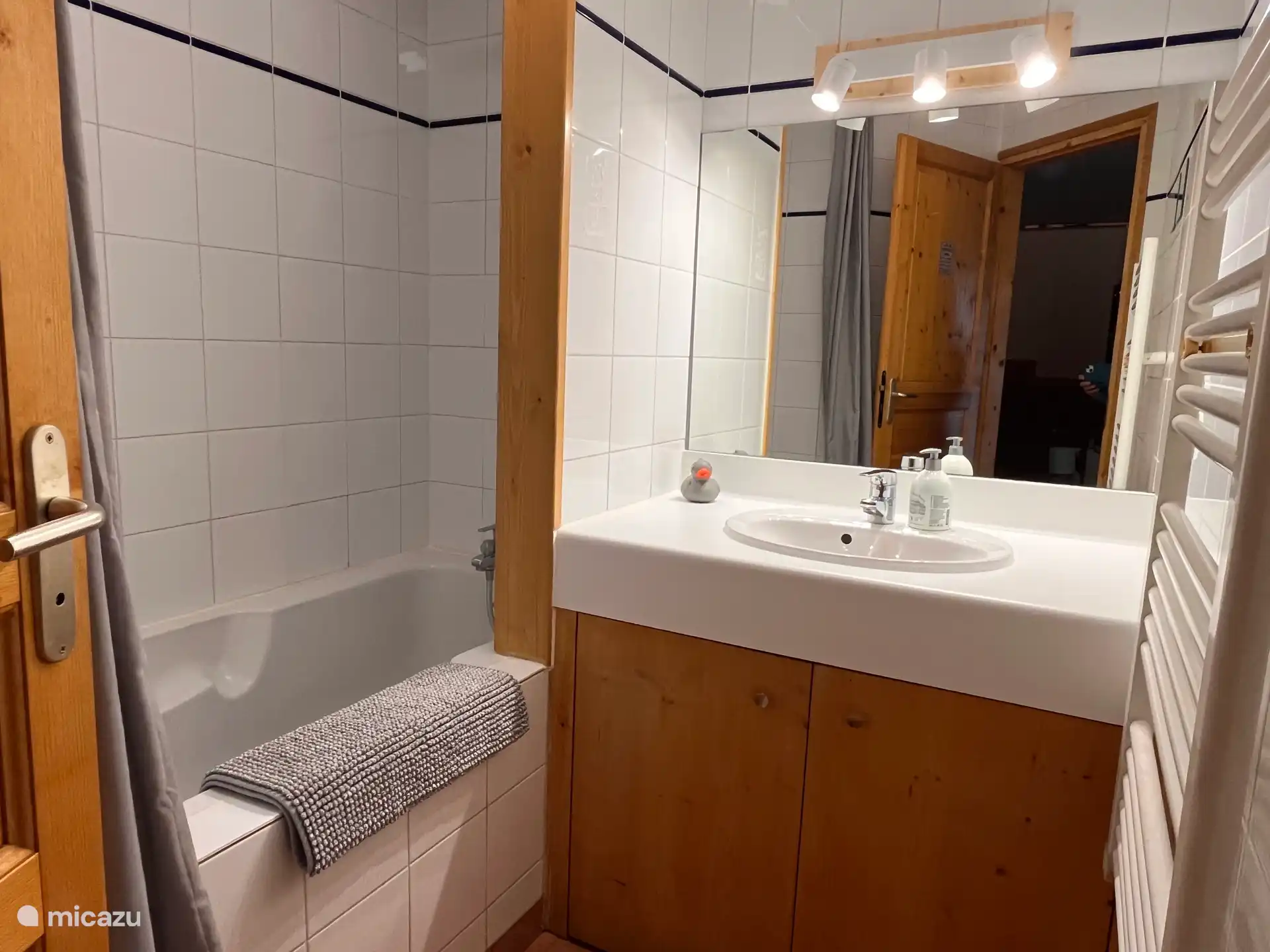 Badezimmer im Erdgeschoss mit Badewanne/Dusche in einem und Waschbecken 