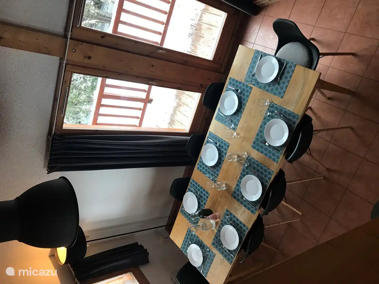 Esstisch von der Treppe zum Zwischengeschoss aus gesehen