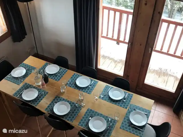 Location de Vacances France, Isère, Oz-en-Oisans, chalet - Chal'Oz 4**** Table à manger vue de l’escalier à la mezzanine