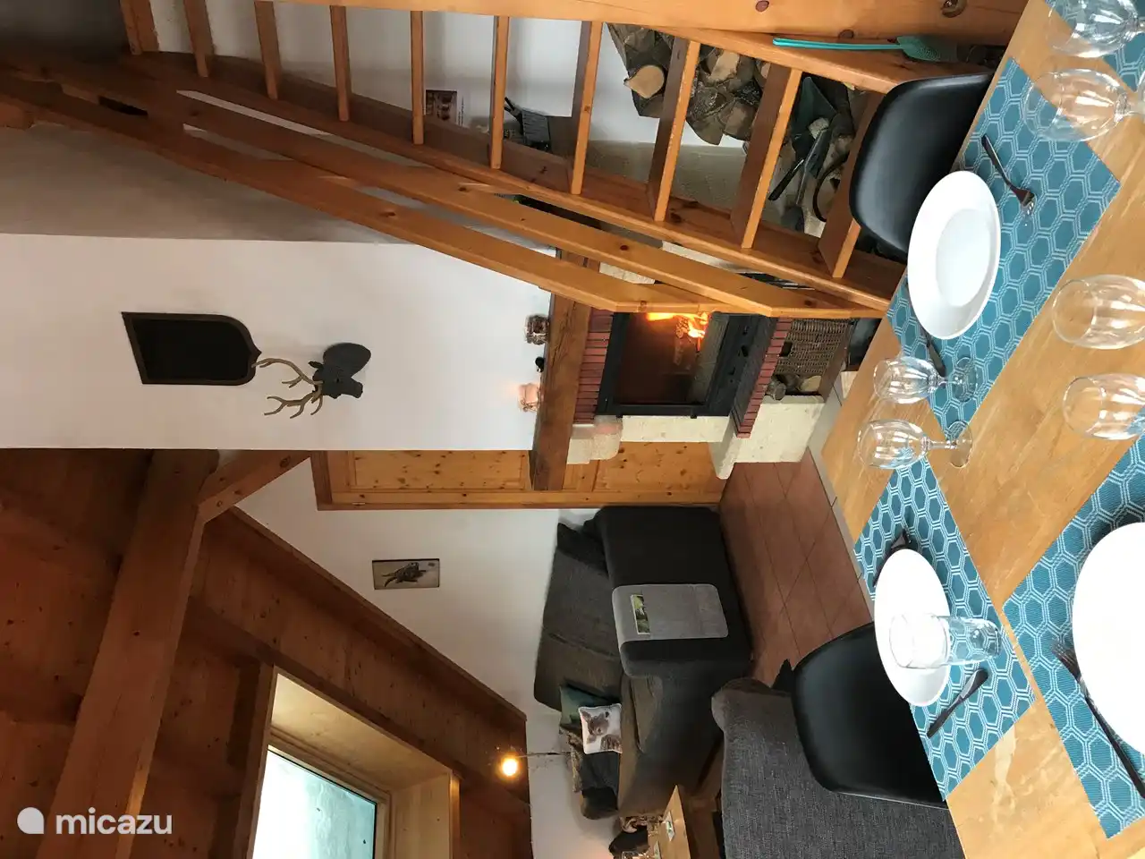 Gemütlicher Kamin in der Mitte