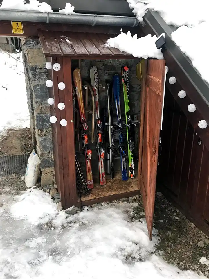 Ski-/Snowboardschrank außen
