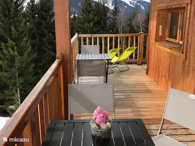 Location de Vacances France, Isère, Oz-en-Oisans, chalet - Chal'Oz 4**** Terrasse en fin de saison d'hiver, le printemps arrive...