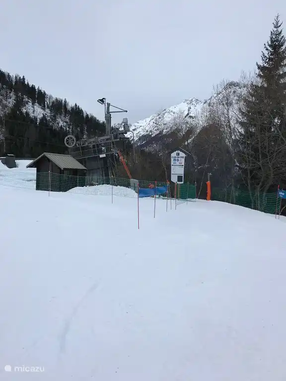 Clos du Pré Schlepplift mit den zugrunde liegenden Chaletpark