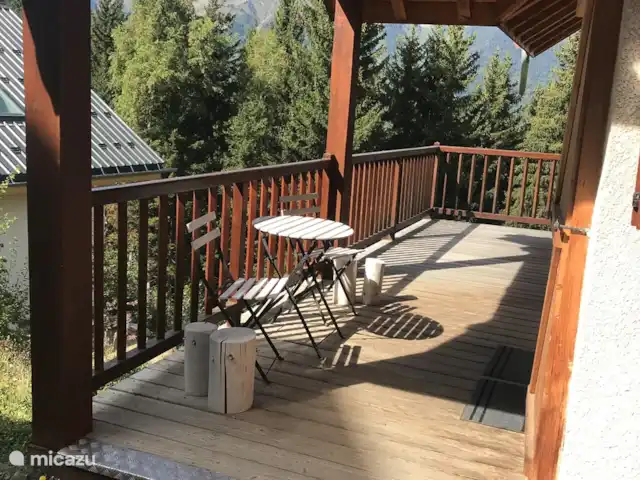 Location de Vacances France, Isère, Oz-en-Oisans, chalet - Chal'Oz 4**** Tous les meubles d’extérieur peuvent être déplacés rapidement au soleil ou à l’ombre