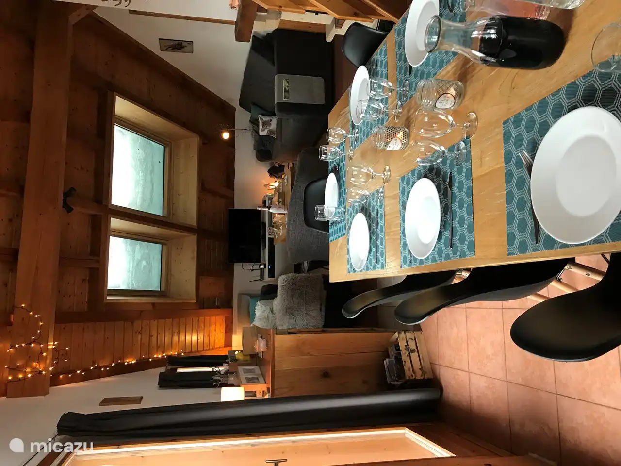 Esstisch im Nebengebäude mit Sitzecke