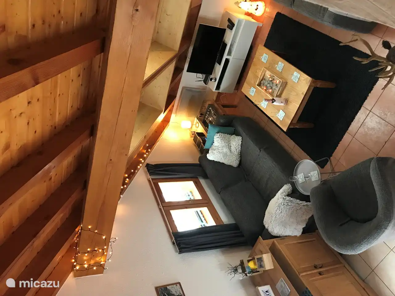 Sitzbereich von der Treppe zum Zwischengeschoss aus gesehen