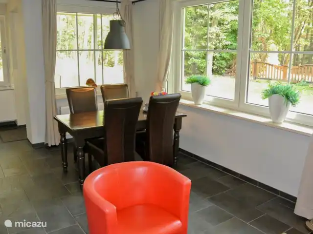 La vue sur la forêt | Pays-Bas, Overijssel, Ootmarsum - bungalow salle à manger