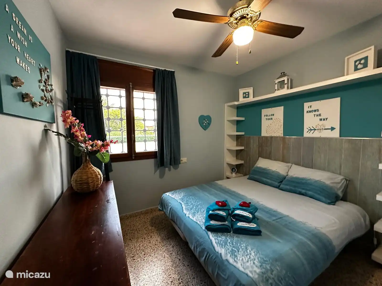 Chambre 2 avec lit double (160 x 190).  Climatisation chaud/froid et ventilateur de plafond.   Cette chambre a une vue sur la piscine.